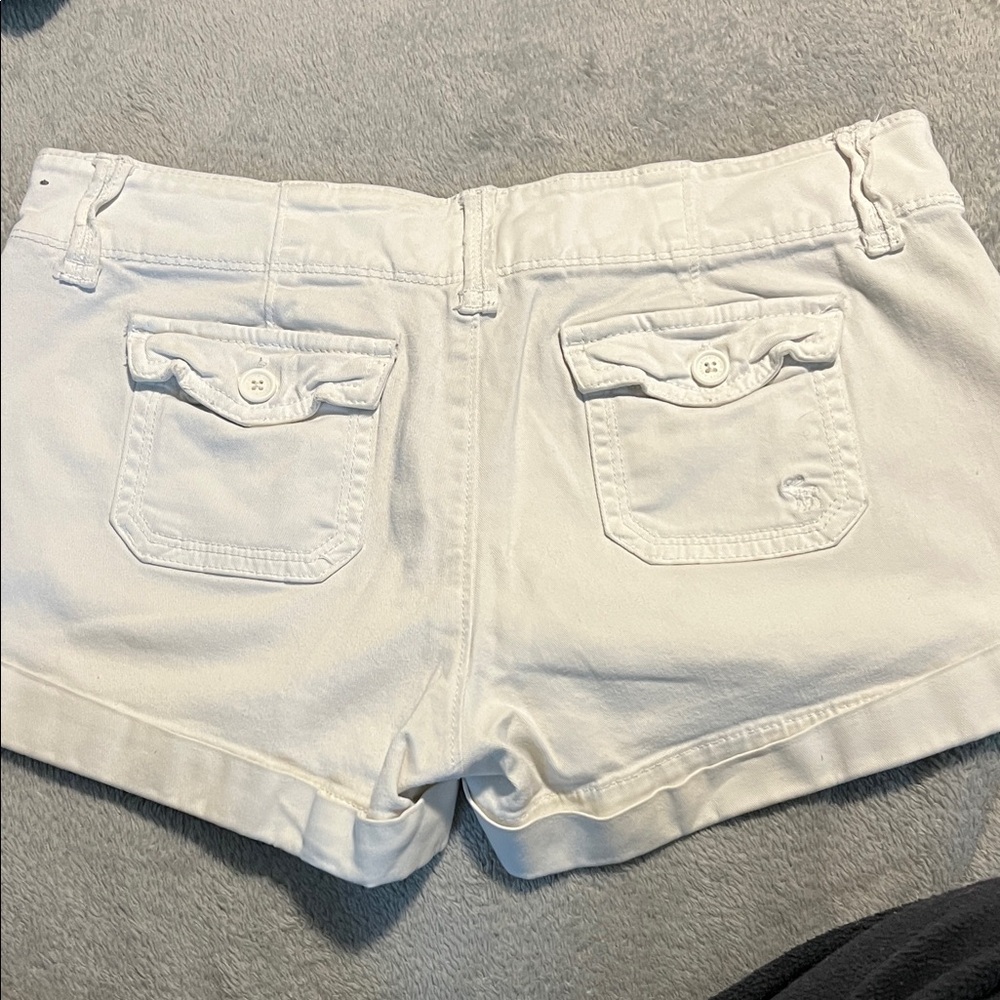 Abercrombie & Fitch Women's Cream Shorts Sz 2 - Picture 3 of 4